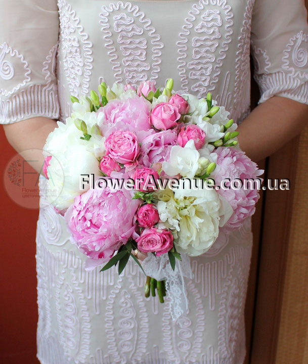 Свадебный букет с розовыми и белыми пионами