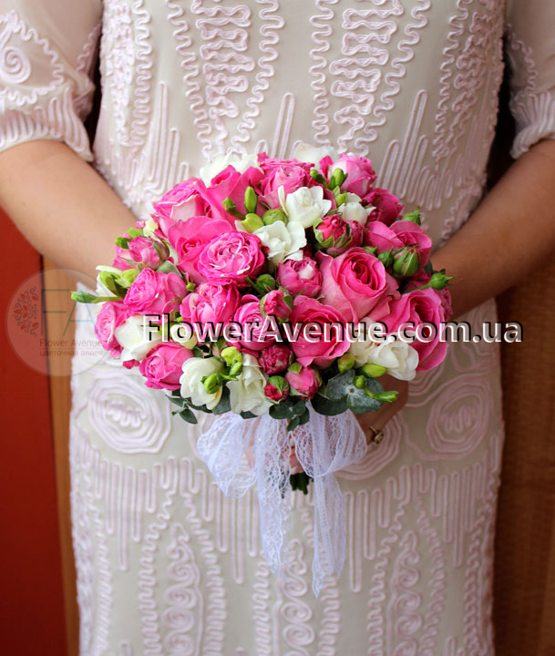 Свадебный букет из розовых роз и фрезии