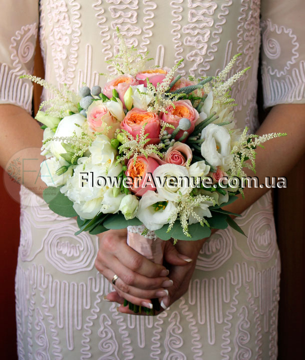 Свадебный букет с розой Вувузелла и астильбой
