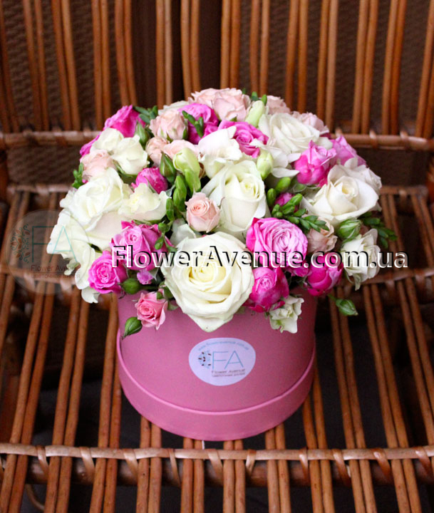 Шляпная коробка из белых и розовых роз